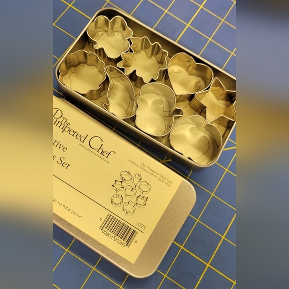 The Pampered Chef Creative Cutters Set of 8 in a Tin Box - Picture 2 of 3